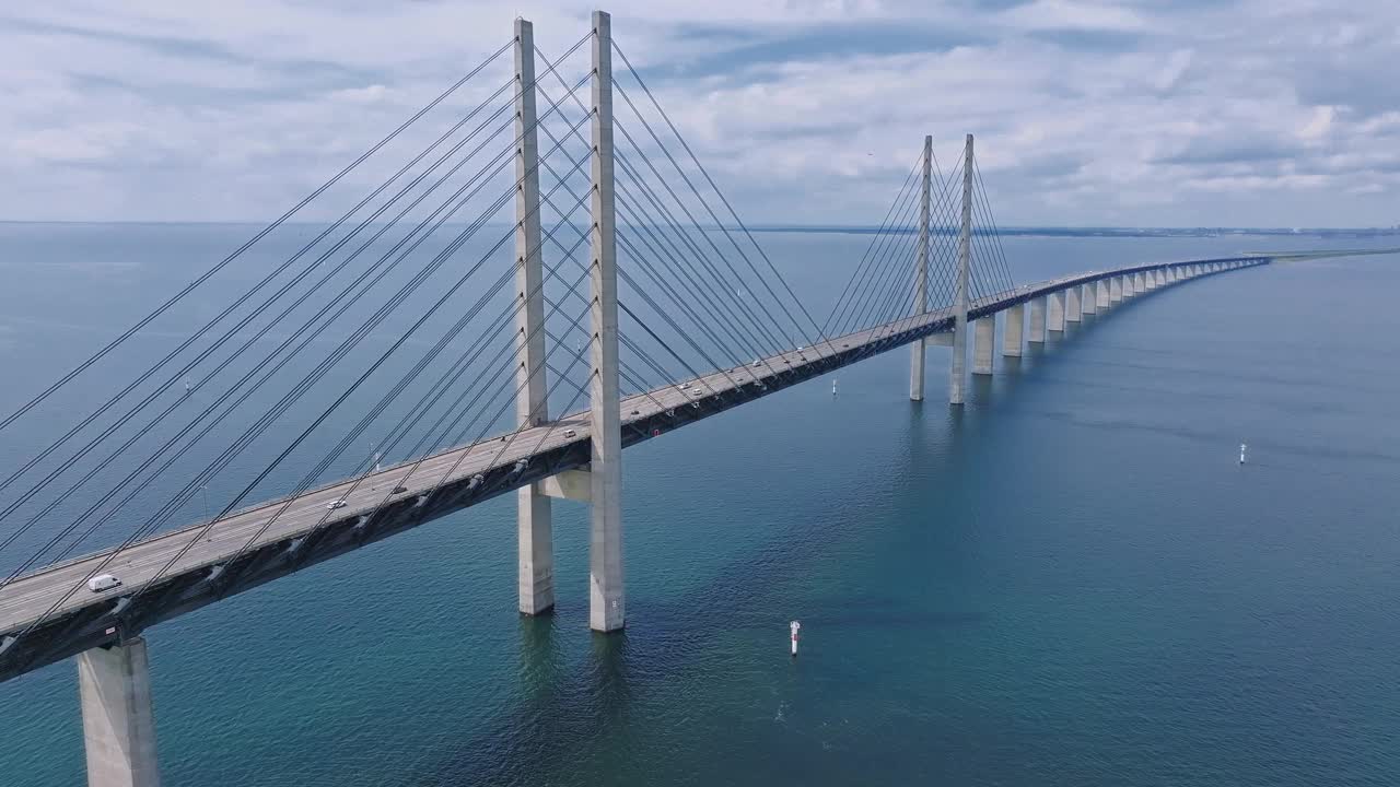 波罗的海上厄勒海峡大桥的全景鸟瞰图视频素材