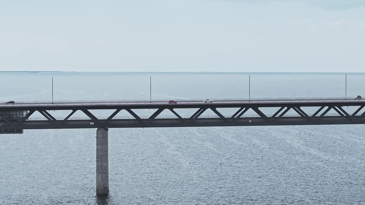 波罗的海上厄勒海峡大桥的全景鸟瞰图视频素材