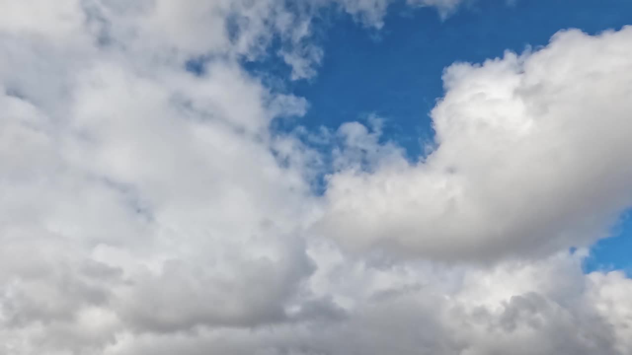 天空中飘着蓬松的云视频素材