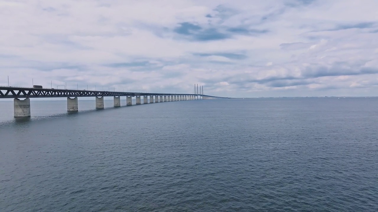 波罗的海上厄勒海峡大桥的全景鸟瞰图视频素材