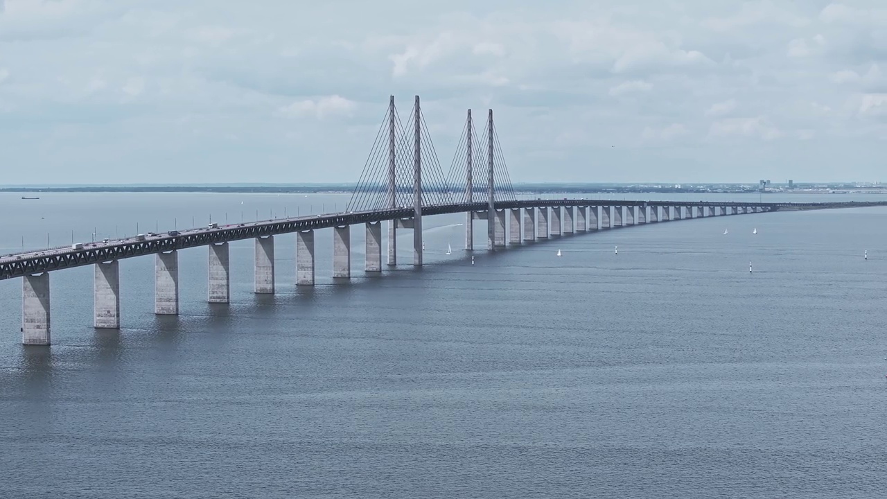 波罗的海上厄勒海峡大桥的全景鸟瞰图视频素材