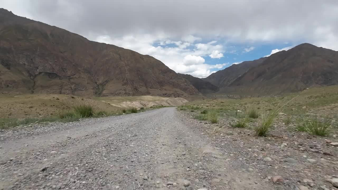 在壮观的天空下驾车行驶在山谷中。汽车的观点视频素材