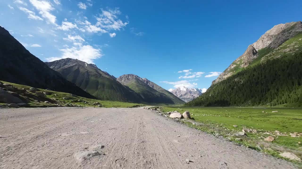 早晨在阳光普照的山谷中开车。汽车的观点视频素材