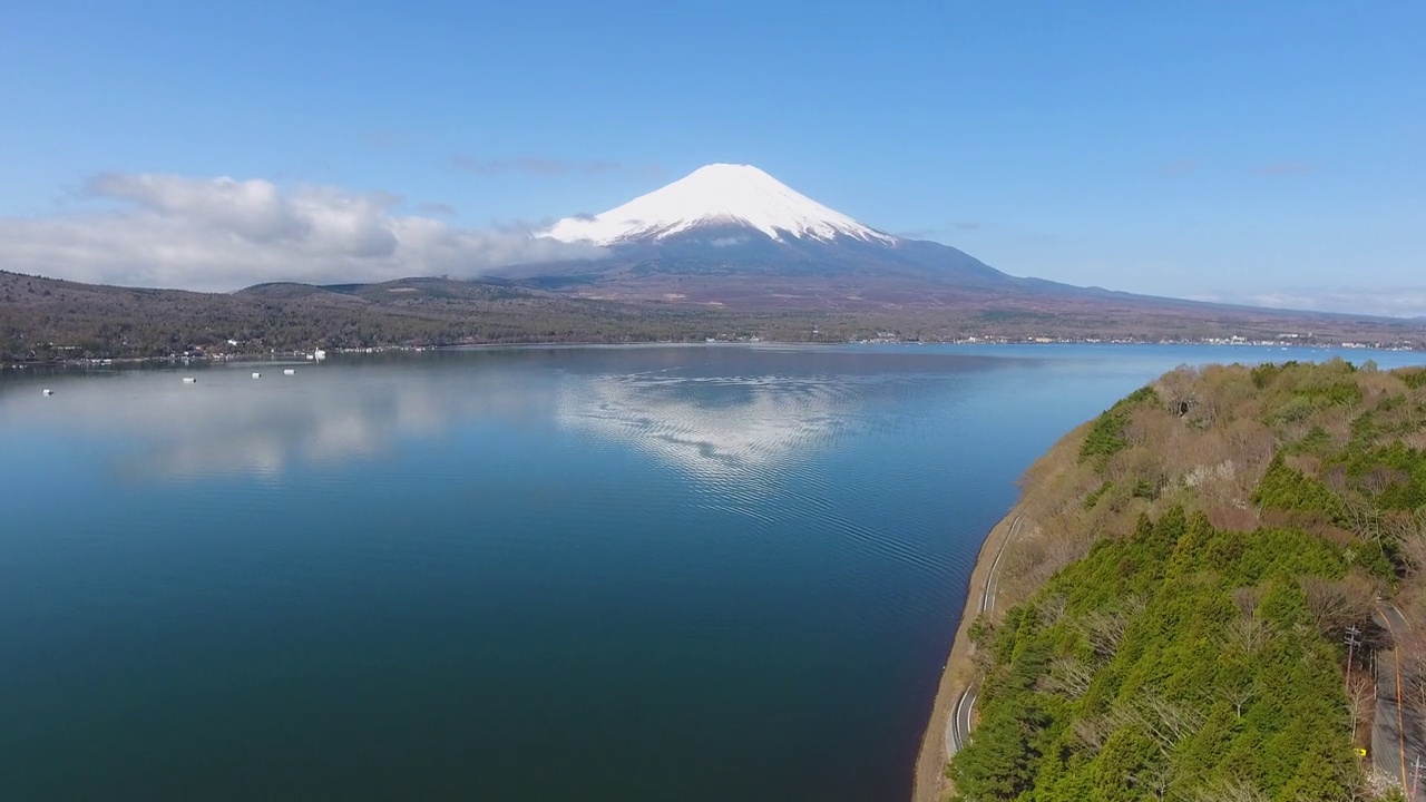 日本川口湖富士山的无人机鸟瞰图视频素材