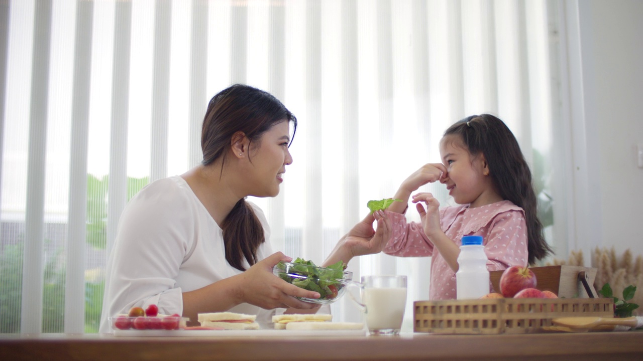 小女孩不想吃蔬菜，也不喜欢蔬菜。健康婴儿食品的概念视频素材