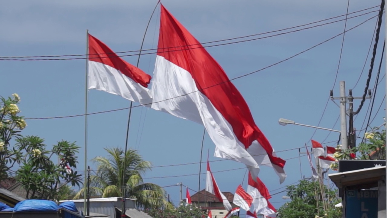 印度尼西亚国旗，Merah Putih -崇高的红白双色，纪念1945年8月17日的独立日视频素材