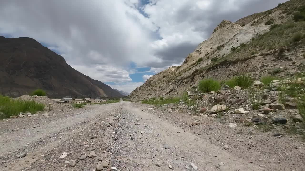 在壮观的天空下驾车行驶在山谷中。汽车的观点视频素材