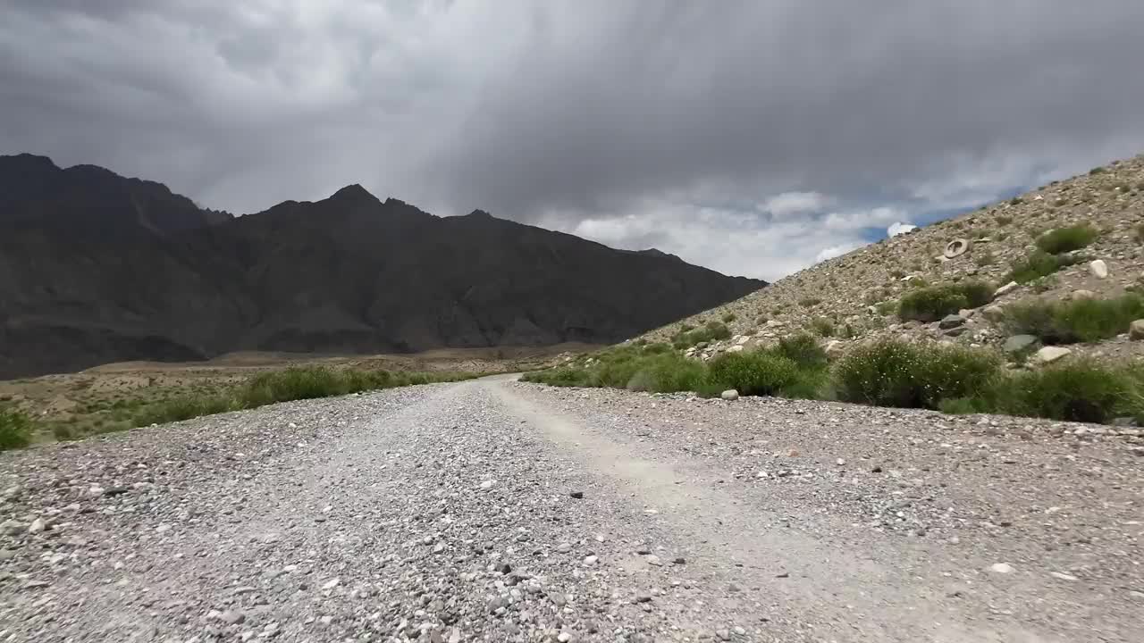 在壮观的天空下驾车行驶在山谷中。汽车的观点视频素材