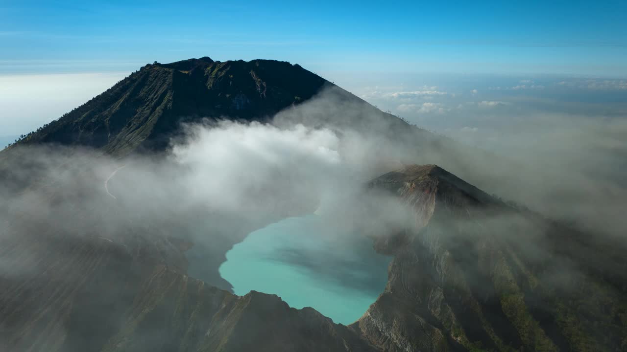 鸟瞰图飞到卡瓦伊真火山口，硫磺开采活火山，爪哇，印度尼西亚视频素材