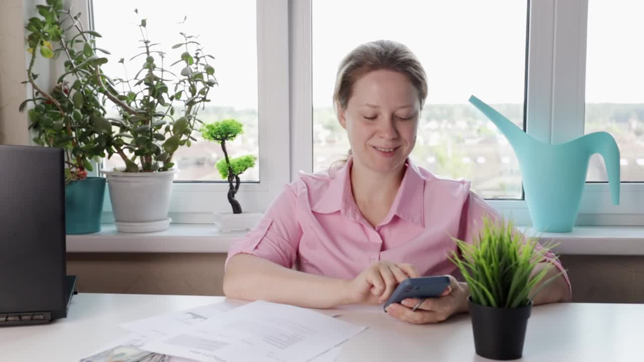 网上银行，支付水电费的移动应用程序，女性通过智能手机通过互联网购物视频素材