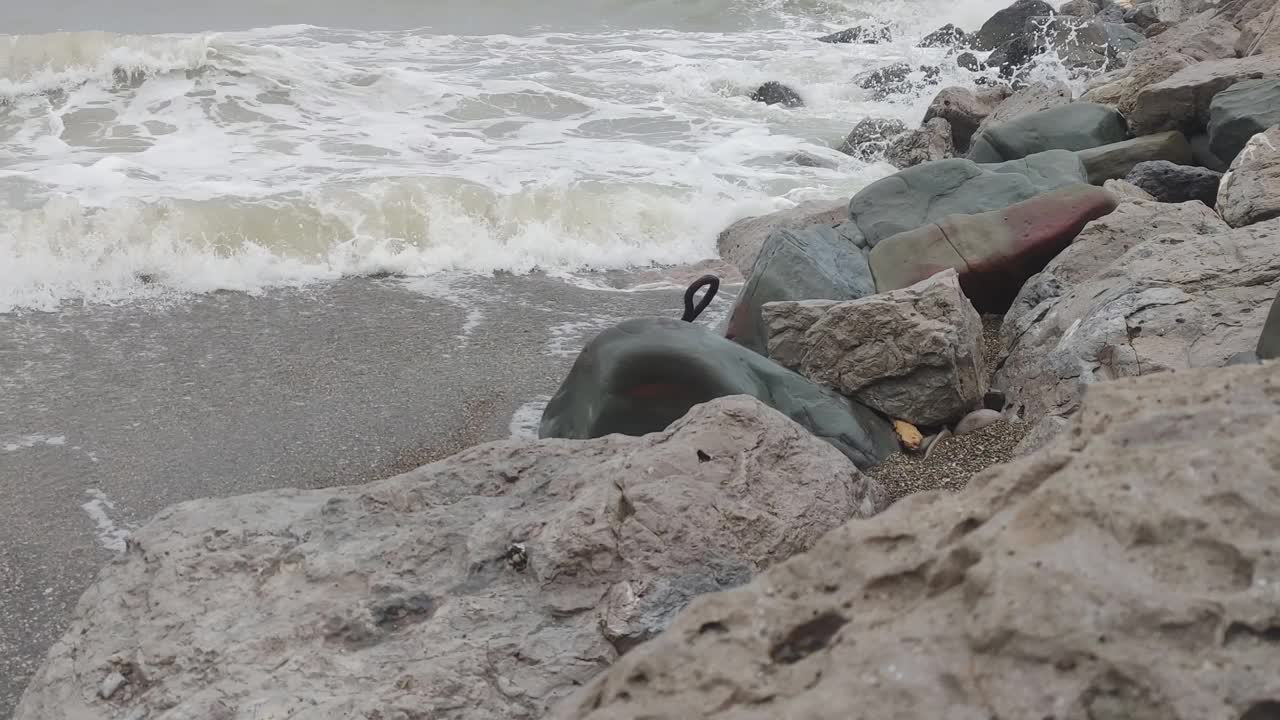 多云天气有波浪的海视频素材