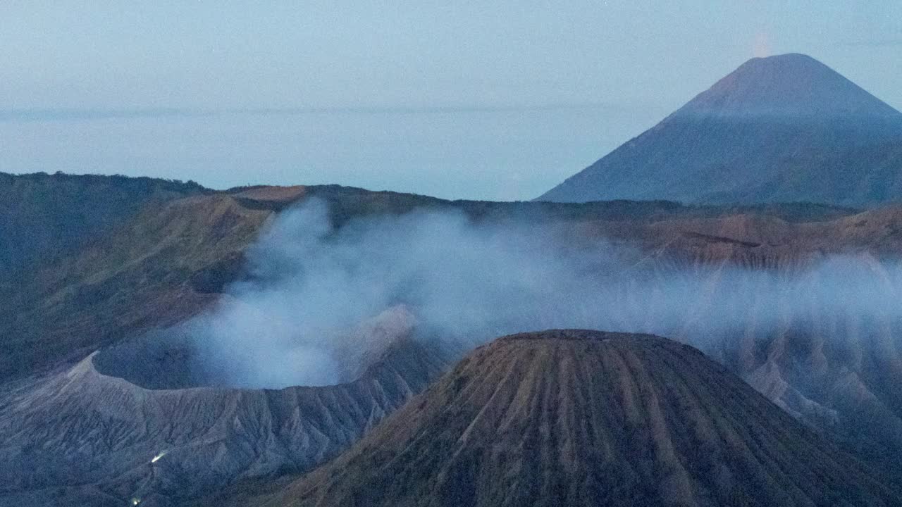 4k延时电影日出场景移动的云，雾和烟雾的喷发覆盖火山mt . Bromo, sememeru, Batok和Widodaren，腾格里火山口，印度尼西亚视频素材