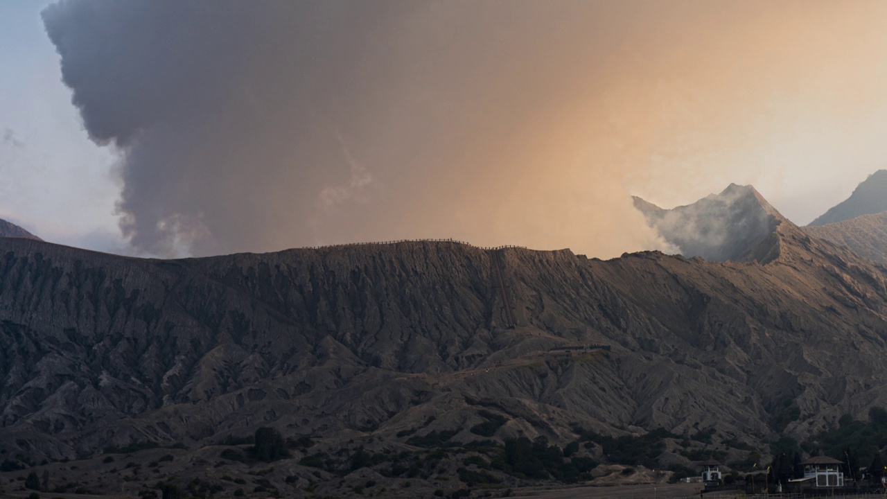 4k延时电影日落场景移动的云，雾和烟雾的喷发覆盖火山mt . Bromo, sememeru, Batok和Widodaren，腾格里火山口，印度尼西亚视频素材