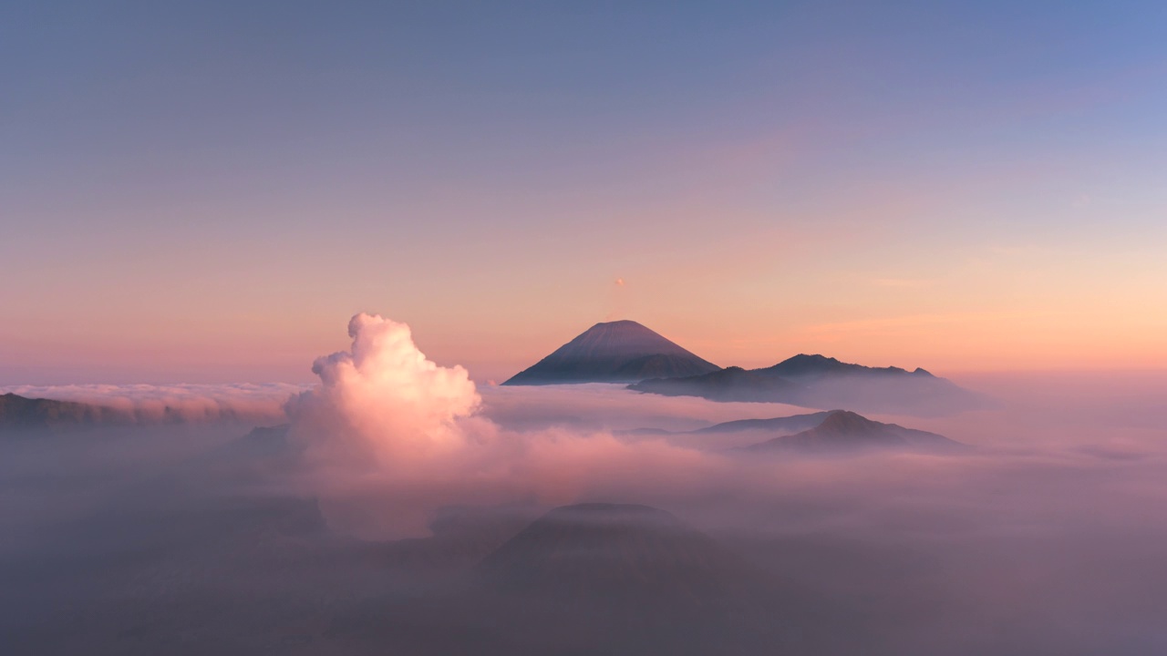 4k延时电影日落场景移动的云，雾和烟雾的喷发覆盖火山mt . Bromo, sememeru, Batok和Widodaren，腾格里火山口，印度尼西亚视频素材