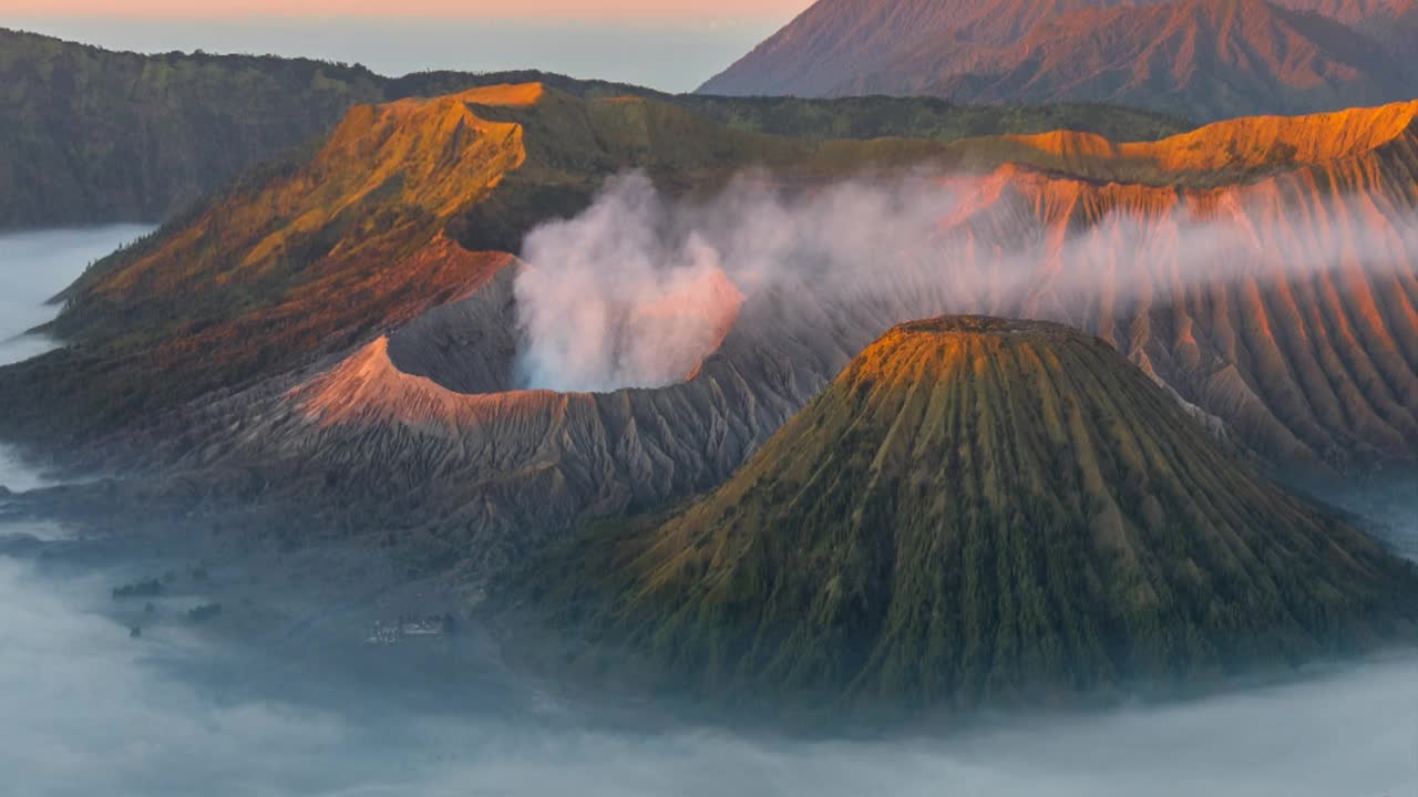 4k延时电影日出场景移动的云，雾和烟雾的喷发覆盖火山mt . Bromo, sememeru, Batok和Widodaren，腾格里火山口，印度尼西亚视频素材