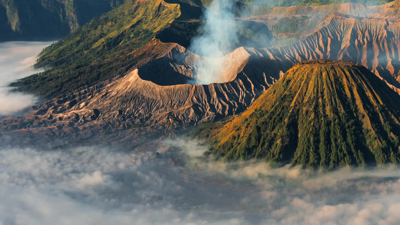 4k延时电影日出场景移动的云，雾和烟雾的喷发覆盖火山mt . Bromo, sememeru, Batok和Widodaren，腾格里火山口，印度尼西亚视频素材