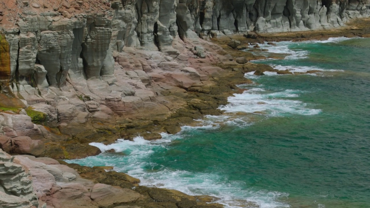 美丽的岩石海岸线，大西洋碧绿的海浪冲击着海岸。大加那利岛。西班牙。视频素材