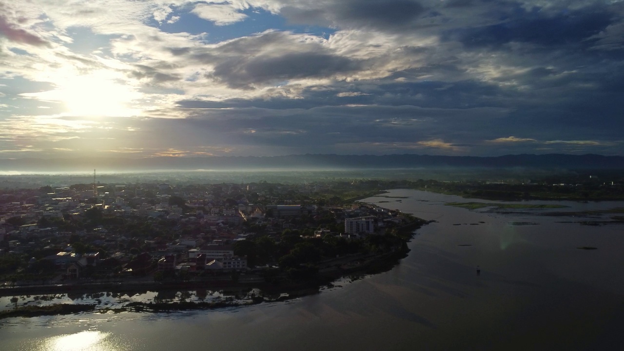 空中无人机视图。帕瑶湖宁静的湖滨小镇，沐浴着晨光和风景。视频素材