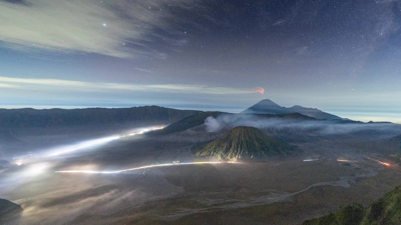 4k延时电影夜到日出的场景移动的云，雾和烟雾的火山喷发覆盖山Bromo, sememeru, Batok和Widodaren，腾格里火山口，印度尼西亚视频素材