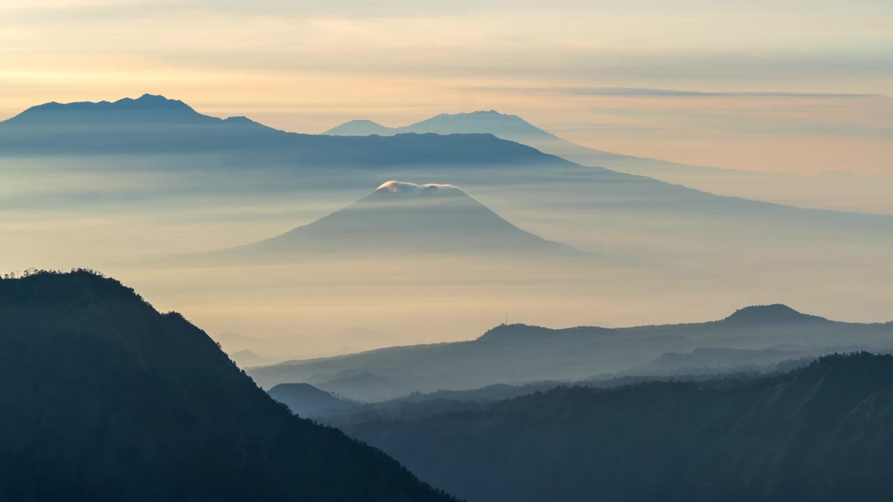 4k延时电影日出场景移动的云，雾和烟雾的喷发覆盖火山mt . Bromo, sememeru, Batok和Widodaren，腾格里火山口，印度尼西亚视频素材