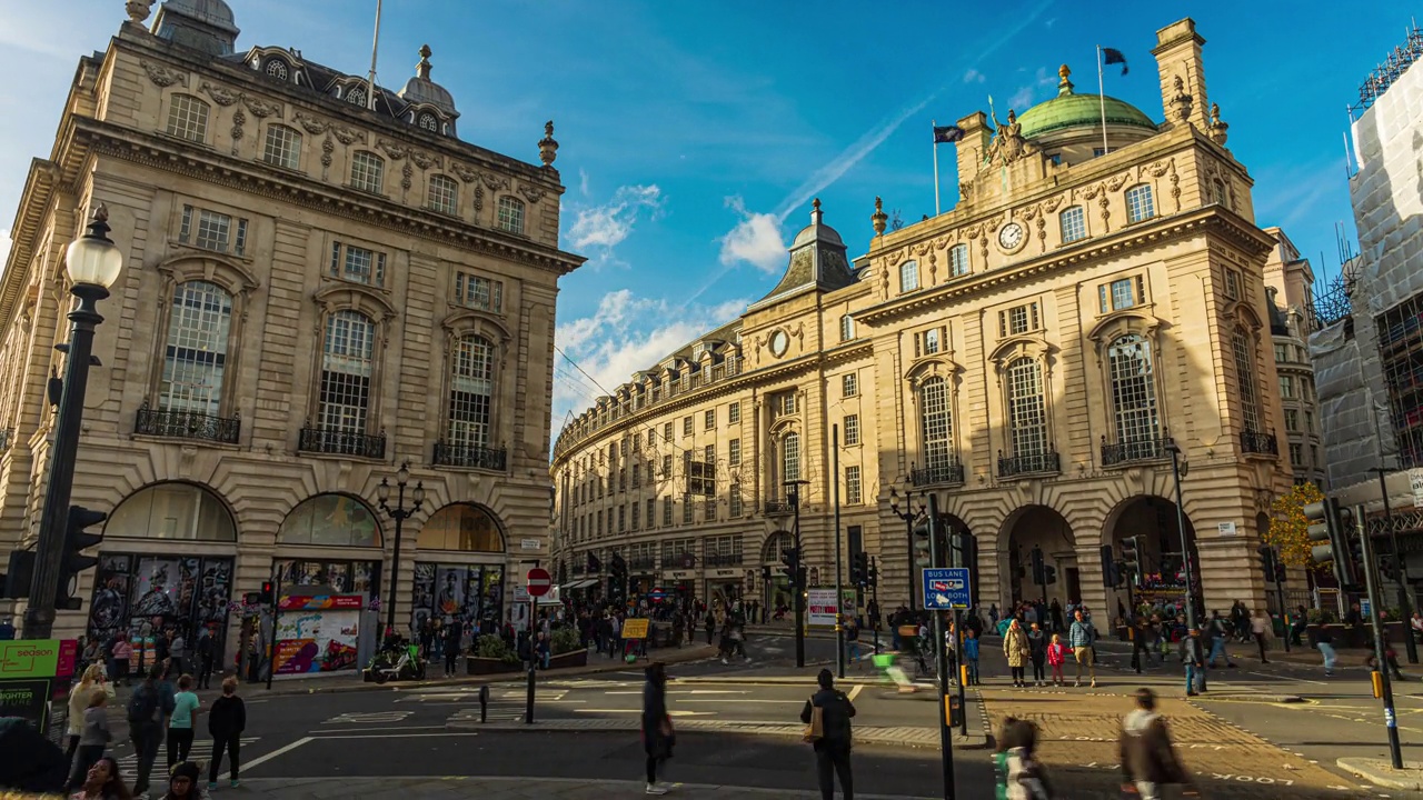 英国伦敦摄政街和皮卡迪利广场拥挤的通勤旅游步行和观光购物的延时镜头视频素材