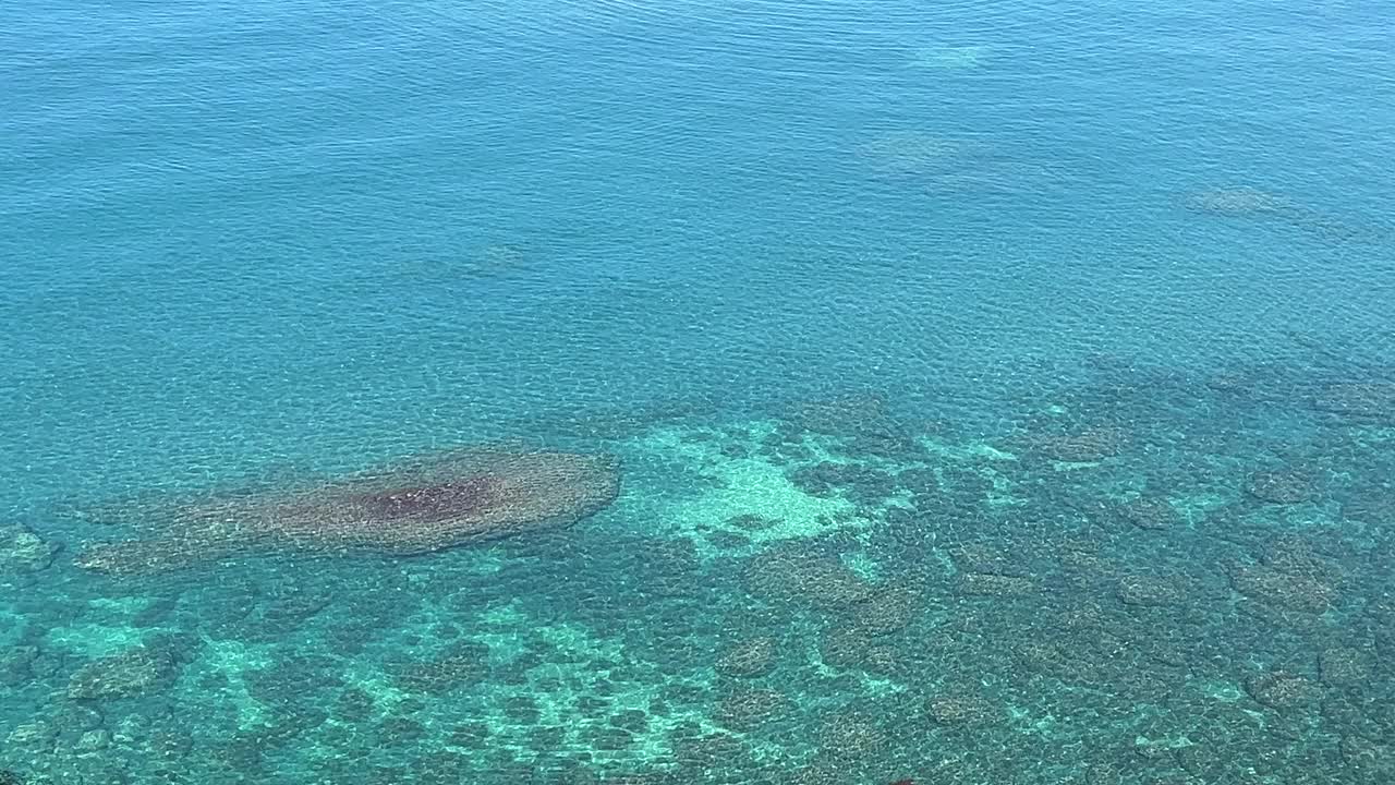 海水海水清澈，水面荡漾，碧蓝碧绿，海景美丽。视频素材