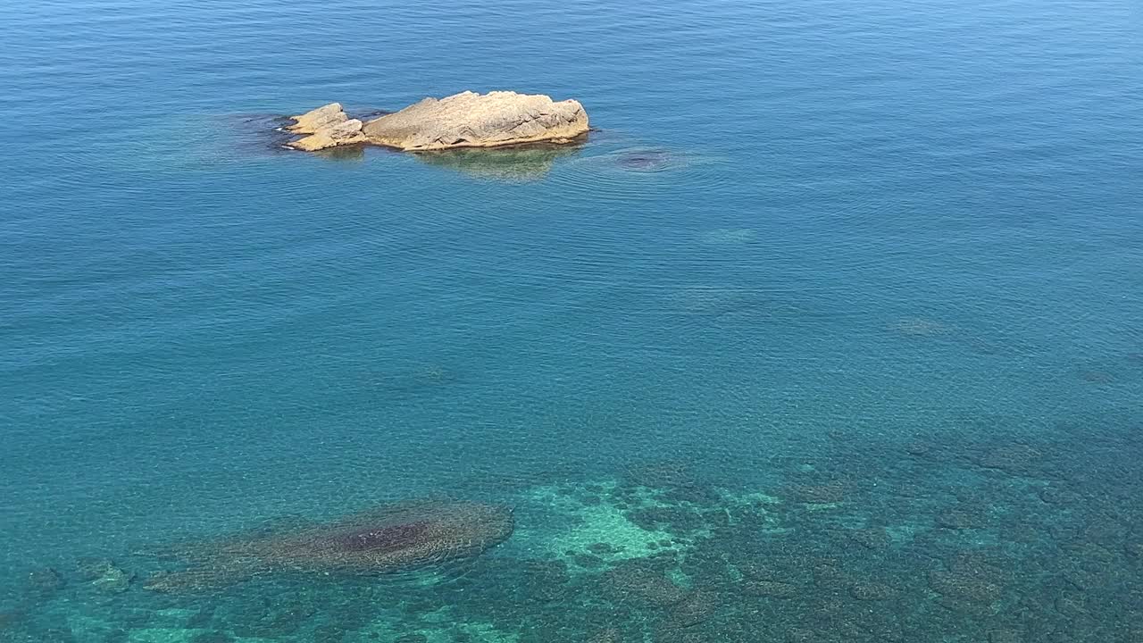 夏天蓝色的大海和岩石。视频素材