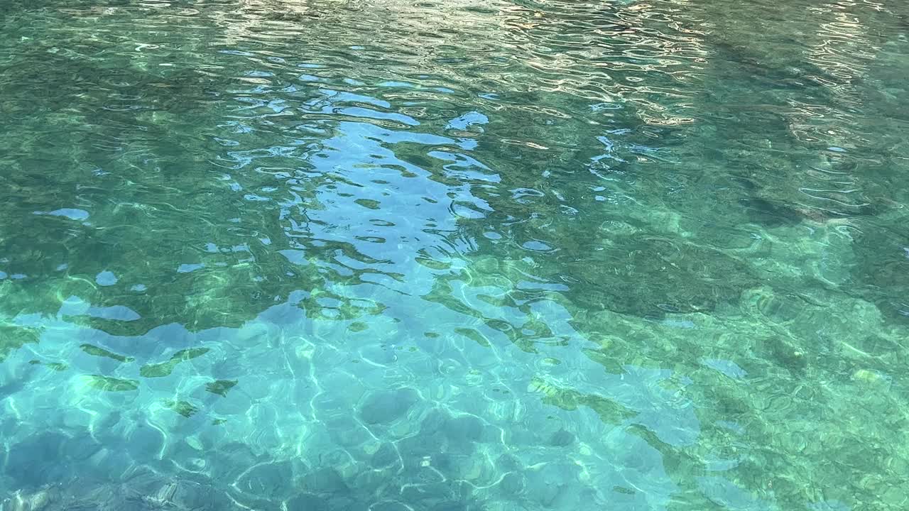 海水海水清澈，水面荡漾，碧蓝碧绿，海景美丽。视频素材