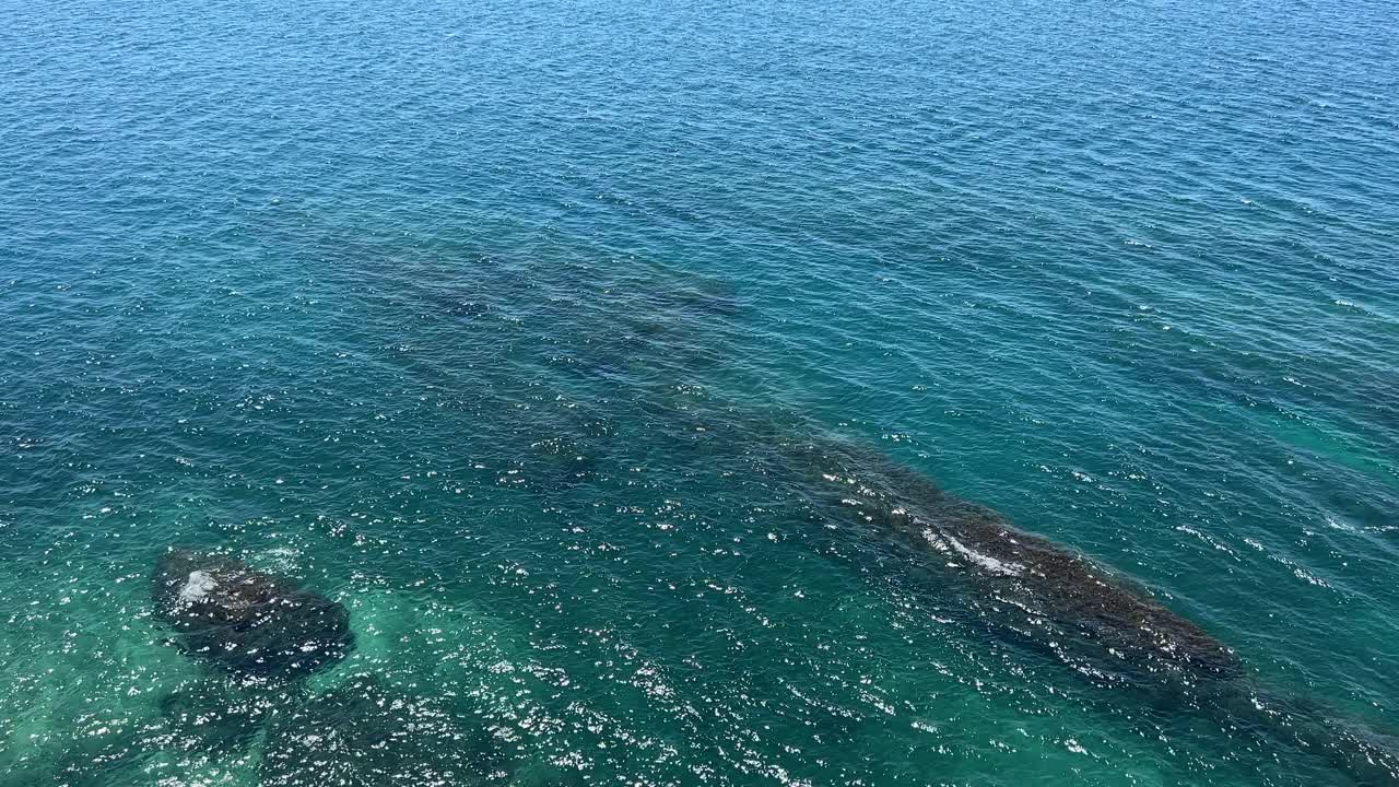 美丽的海水鸟瞰图。视频素材