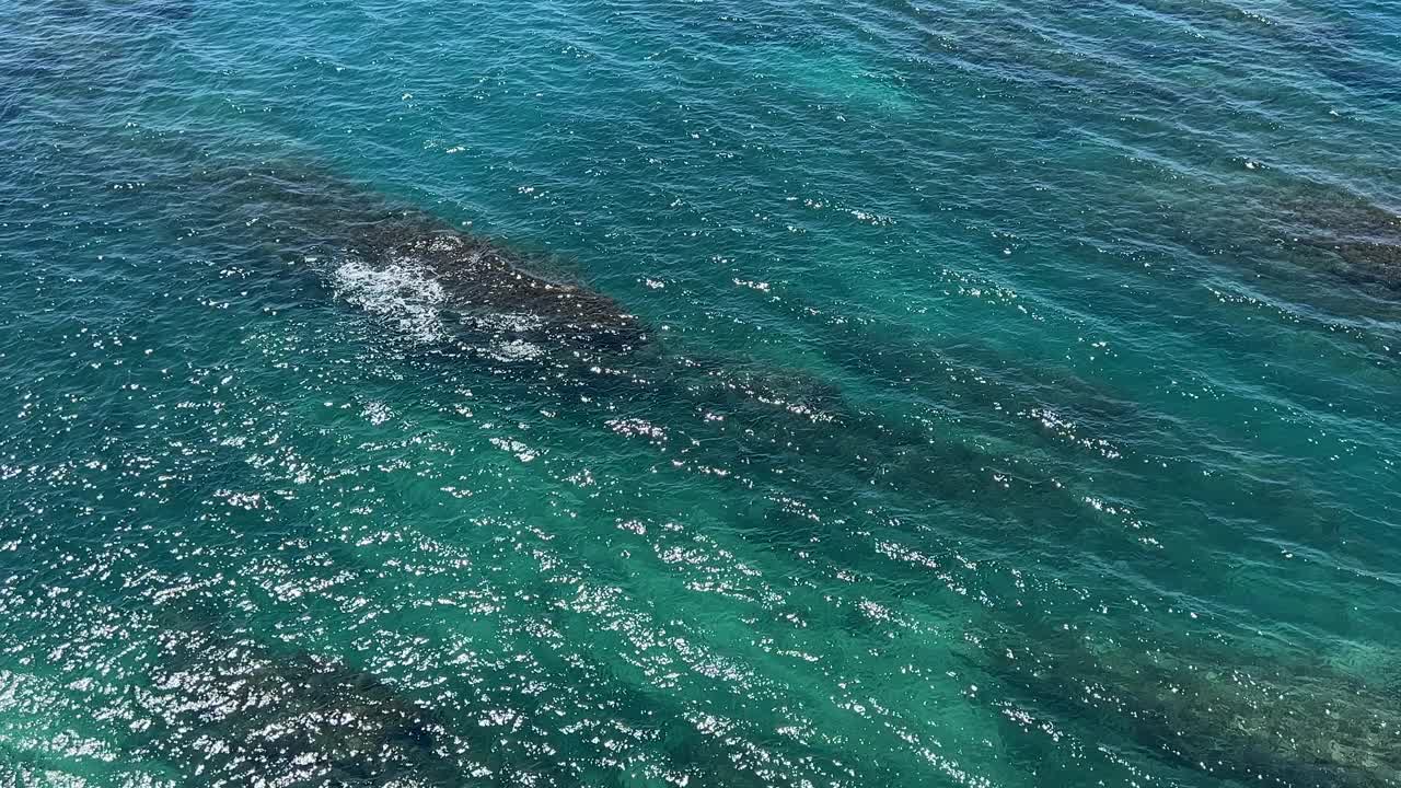 海水海水清澈，水面荡漾，碧蓝碧绿，海景美丽。视频素材