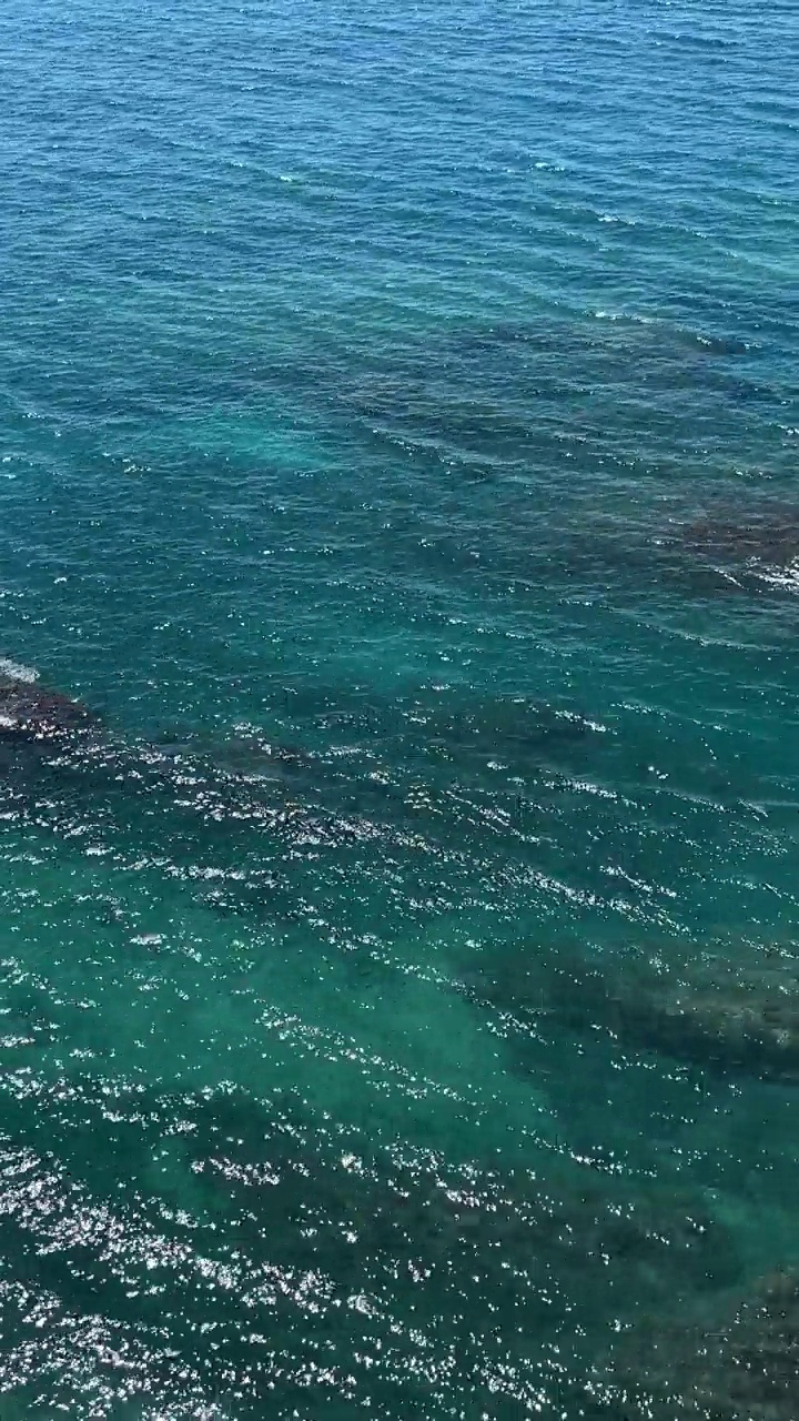 海水海洋清澈波纹表面碧蓝碧绿美丽的海景，垂直视频。视频素材