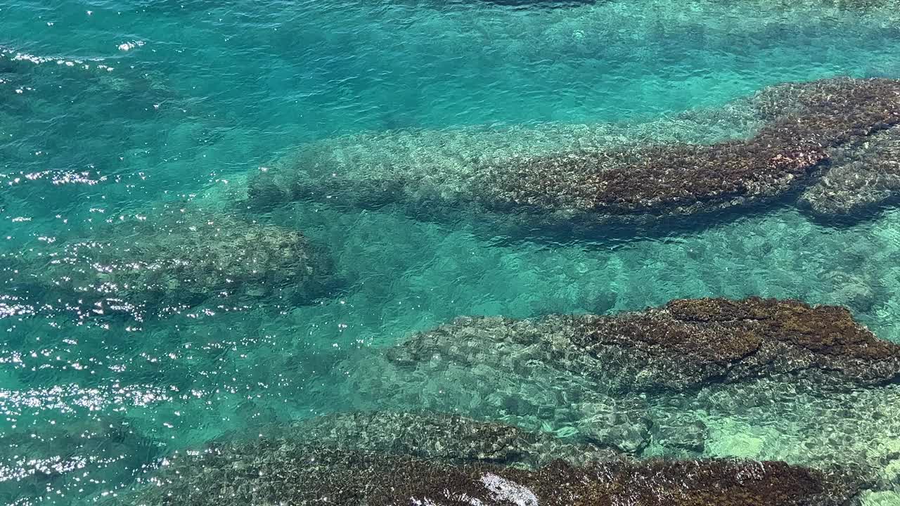 海水海水清澈，水面荡漾，碧蓝碧绿，海景美丽。视频素材