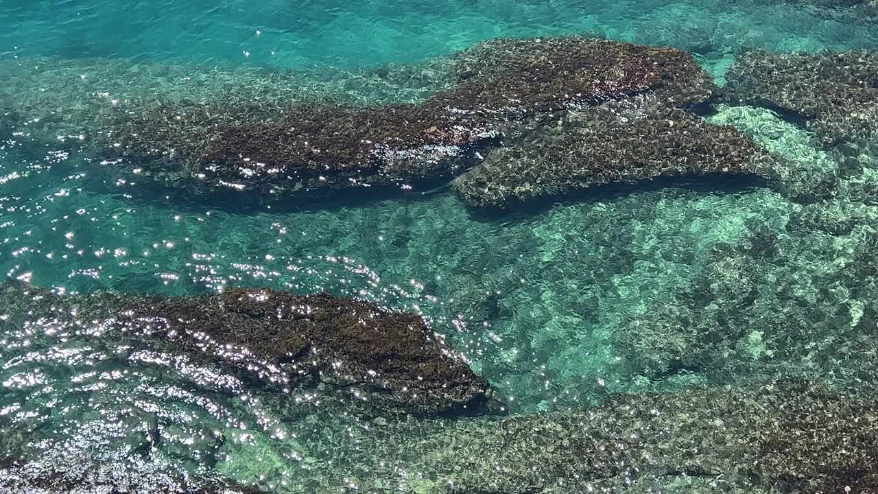 海水海水清澈，水面荡漾，碧蓝碧绿，海景美丽。视频素材