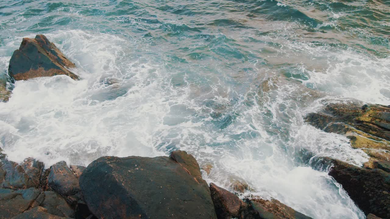 美丽的海浪冲击岩石海岸，哈利法克斯，新斯科舍省，加拿大视频素材