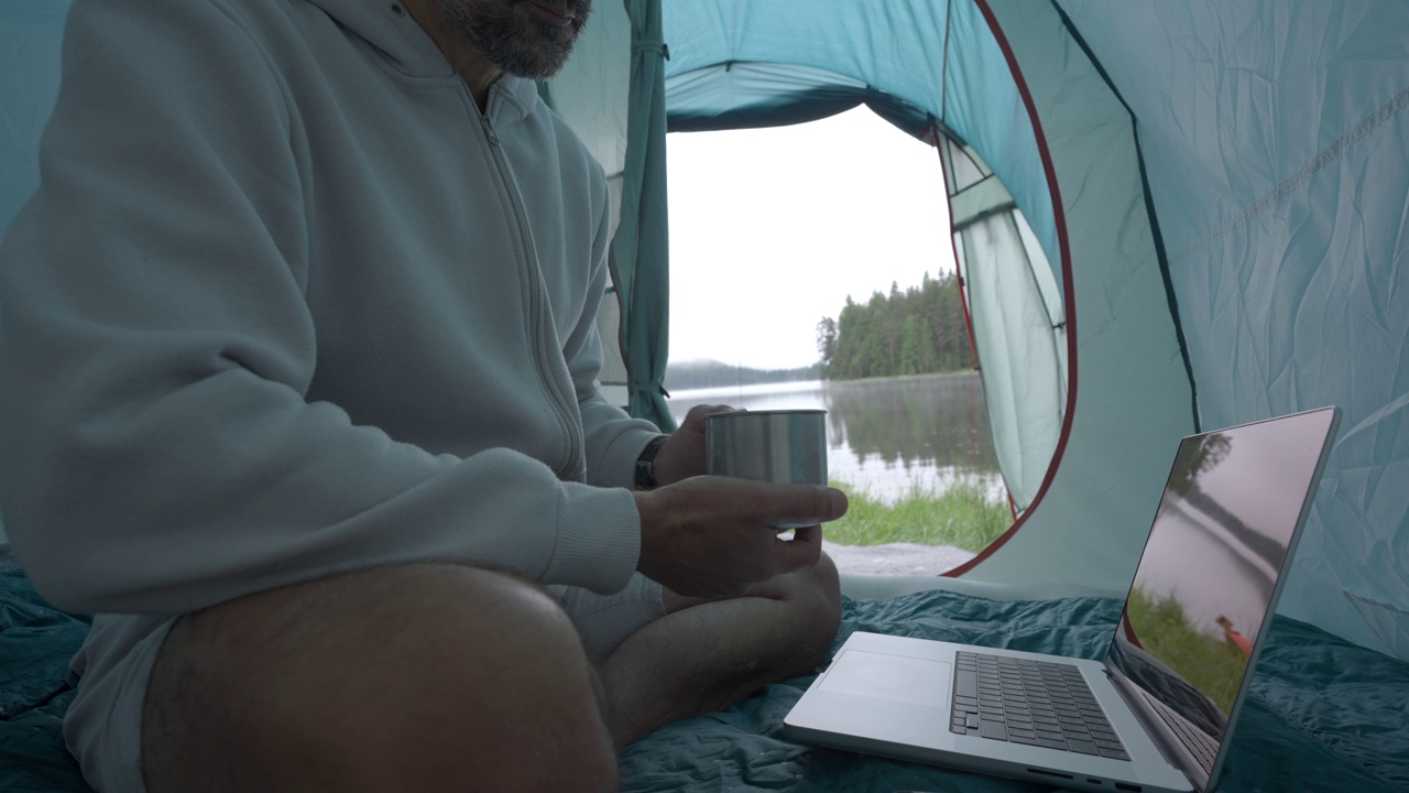 独自在大自然中露营的旅行者。视频素材