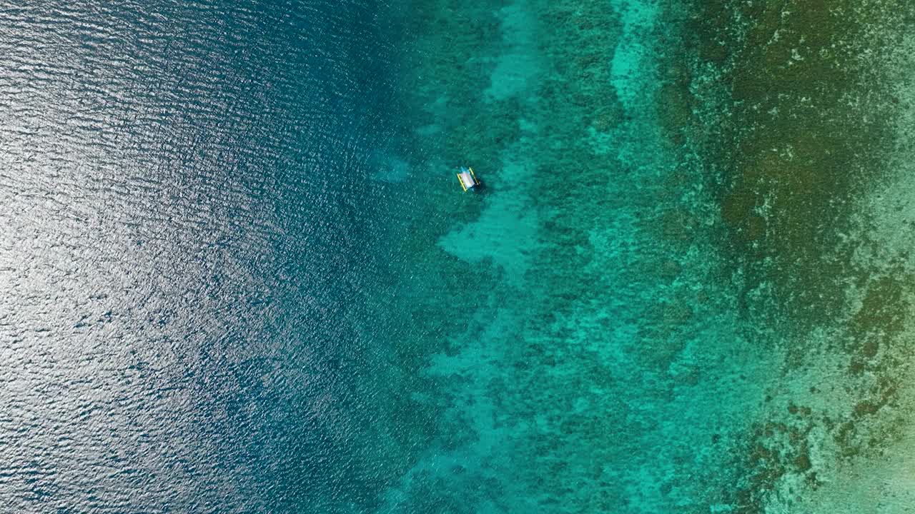 大堡礁鸟瞰图，珊瑚礁和海浪。视频素材