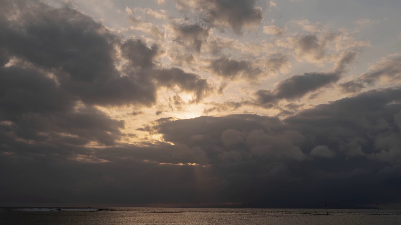 多云的早晨日出在海滩光线的时间流逝视频素材