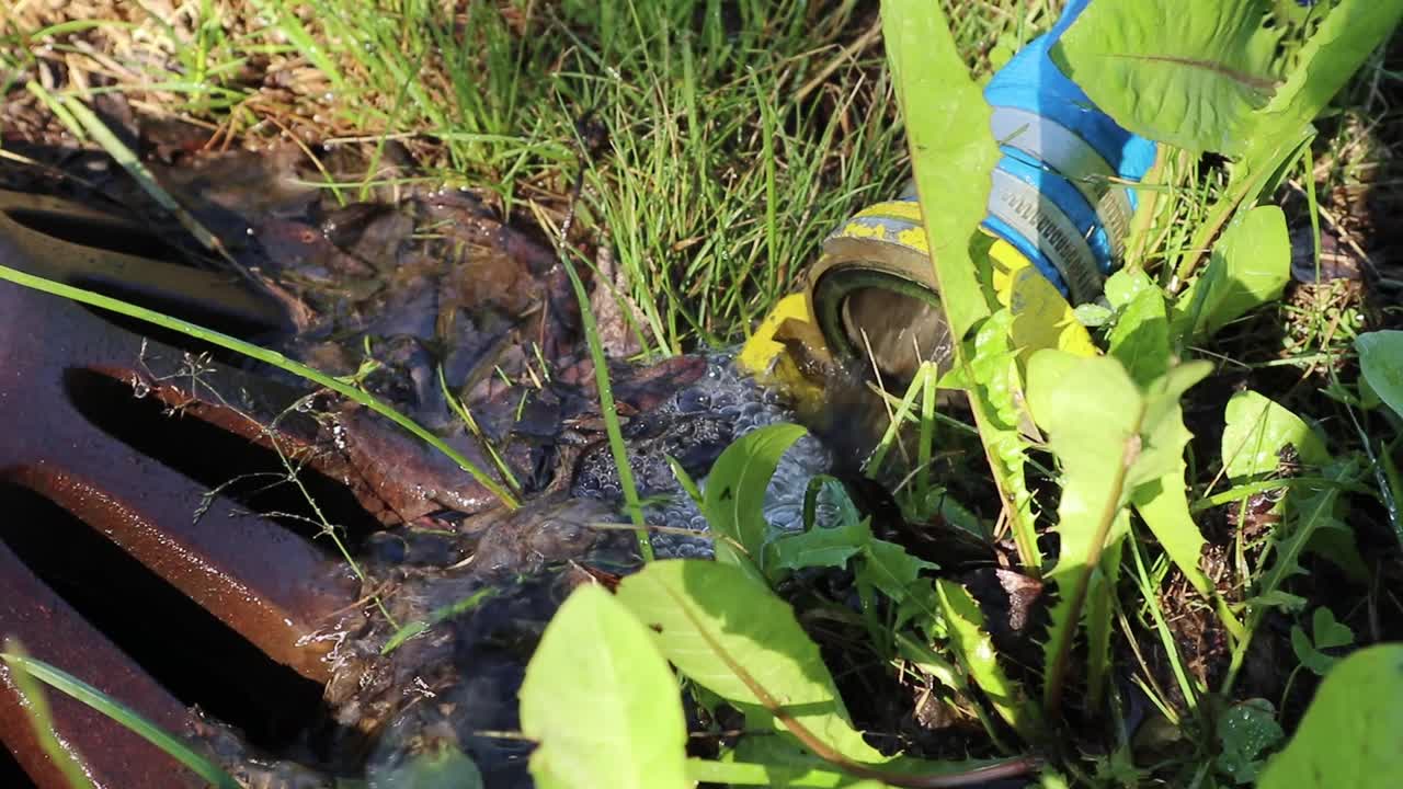 洪水从室外的排水沟里涌了下来视频素材