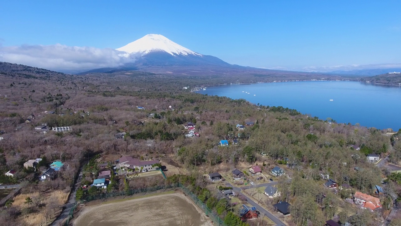 日本川口湖富士山的无人机鸟瞰图视频素材