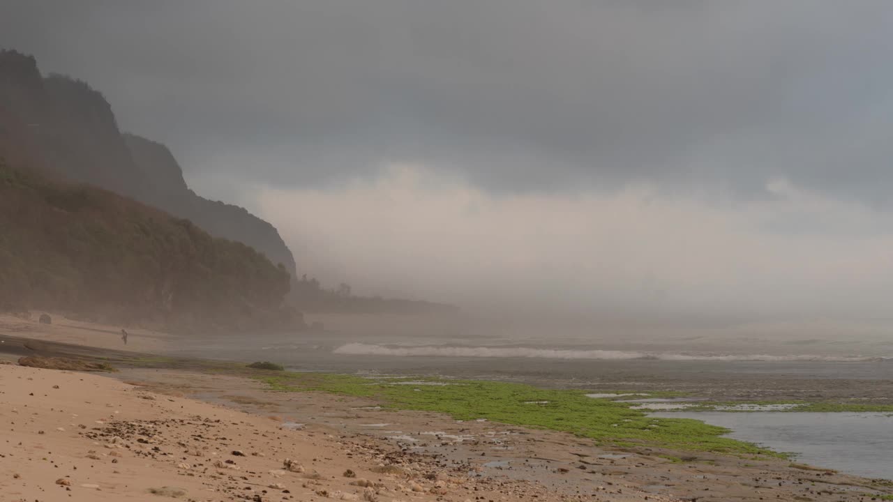 Nyang Nyang海滩Uluwatu巴厘岛印度尼西亚悬崖薄雾日落时间流逝视频素材