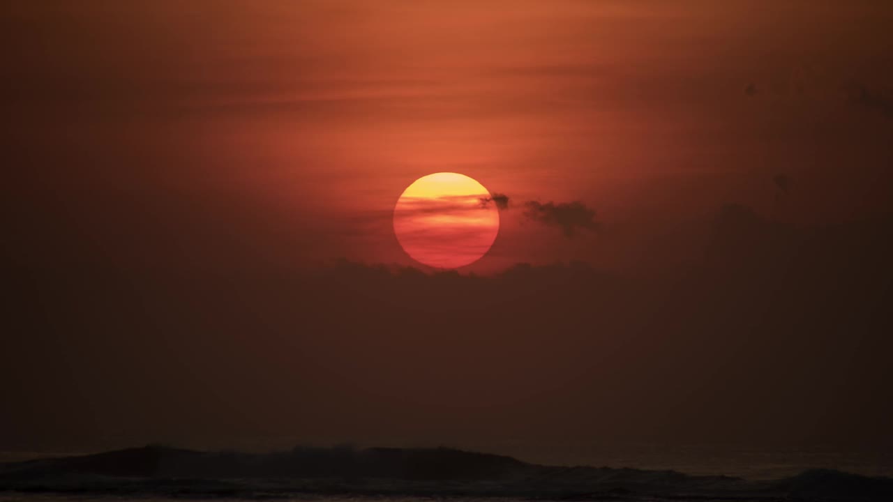 太阳-日出在海滩的时间推移视频素材