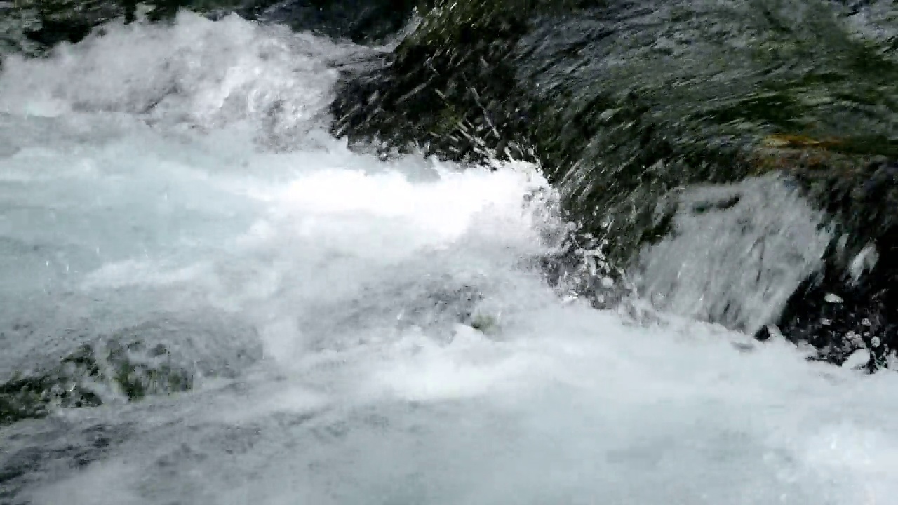 特写水流，溅水，伴声视频下载