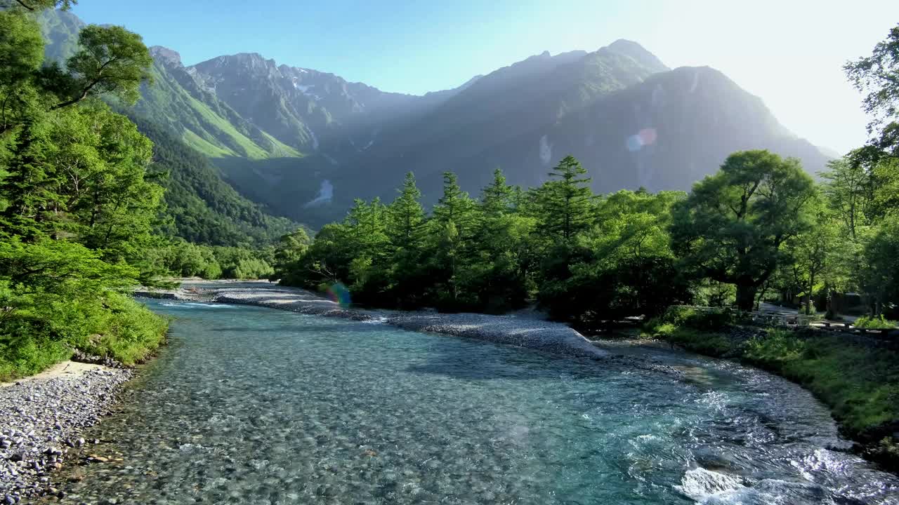 7月，上高知市Kappa桥上清晨的明津山、Hotaka山脉和Azusa河视频素材