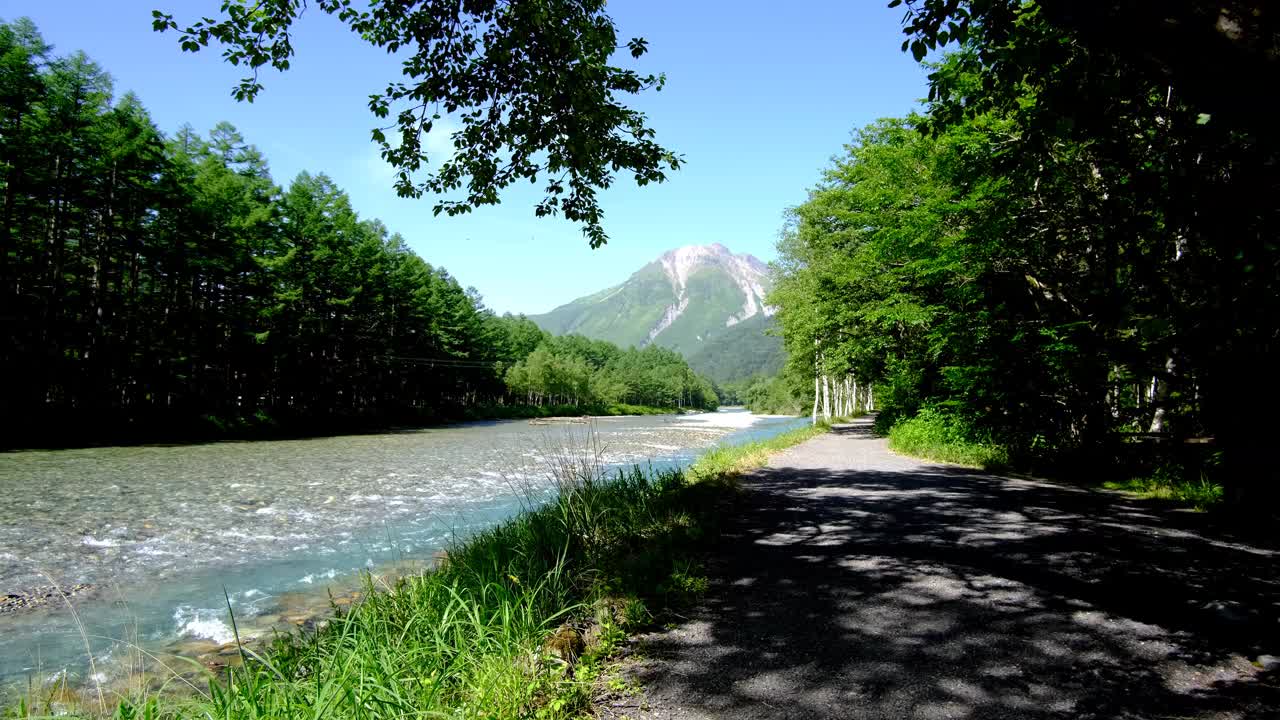 夏天在阿祖萨河和八竹山，七月在上高知右岸散步视频下载