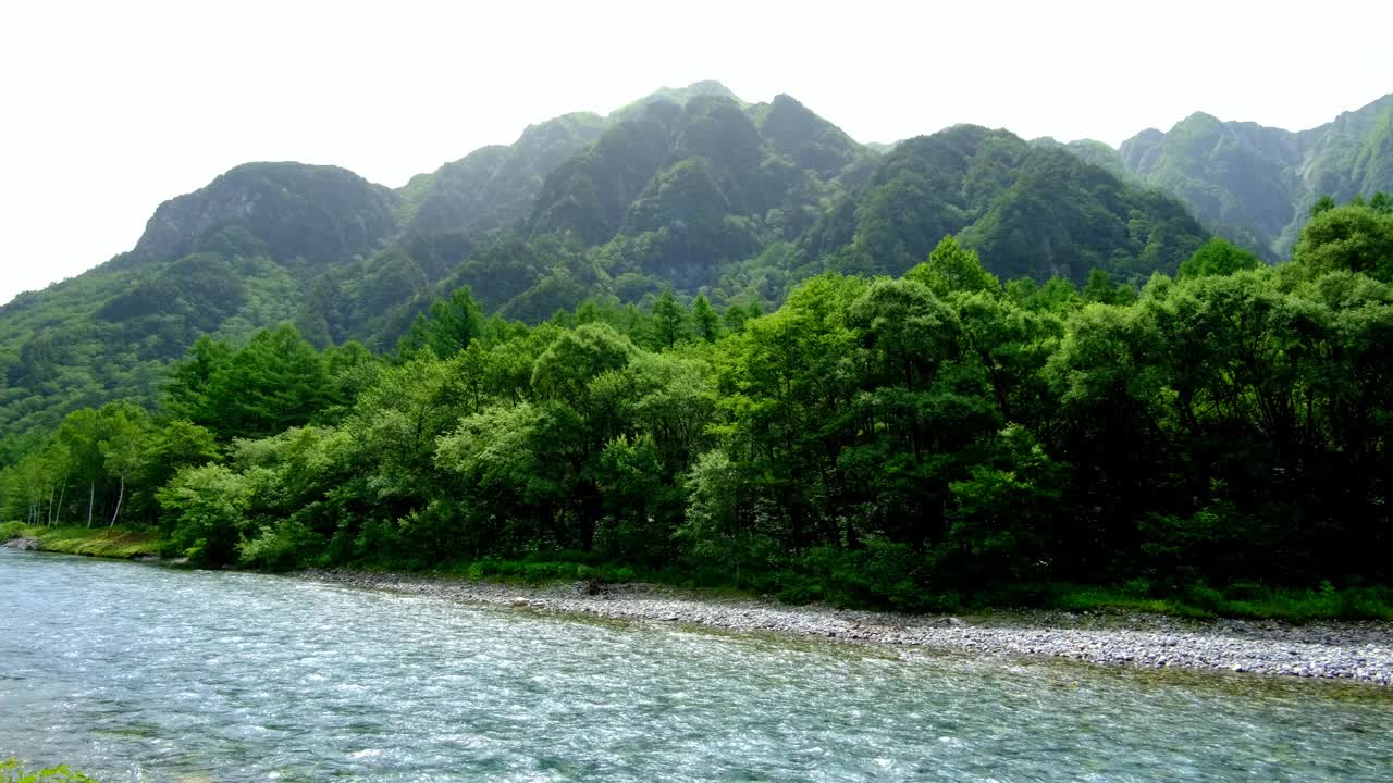 夏季山脉和阿祖萨河流动，山，600山，上高知县7月视频素材