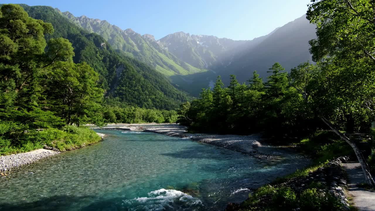 七月上高知县，从Kappa桥上俯瞰，夏天的Hotaka山和Azusa河视频下载