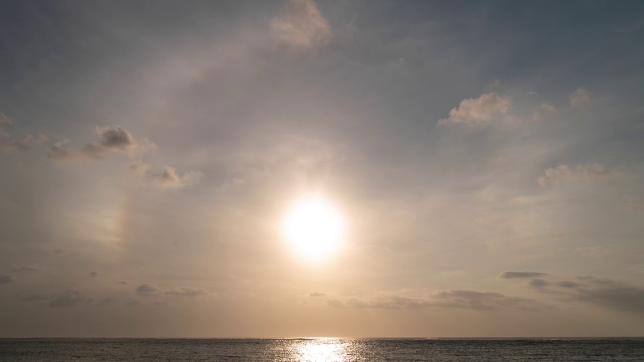 日落晕太阳照耀在海滩上的时间流逝视频素材