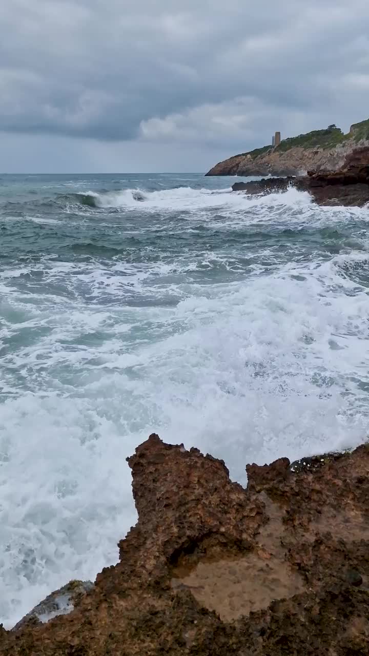 在地中海海岸的石头上冲浪视频素材