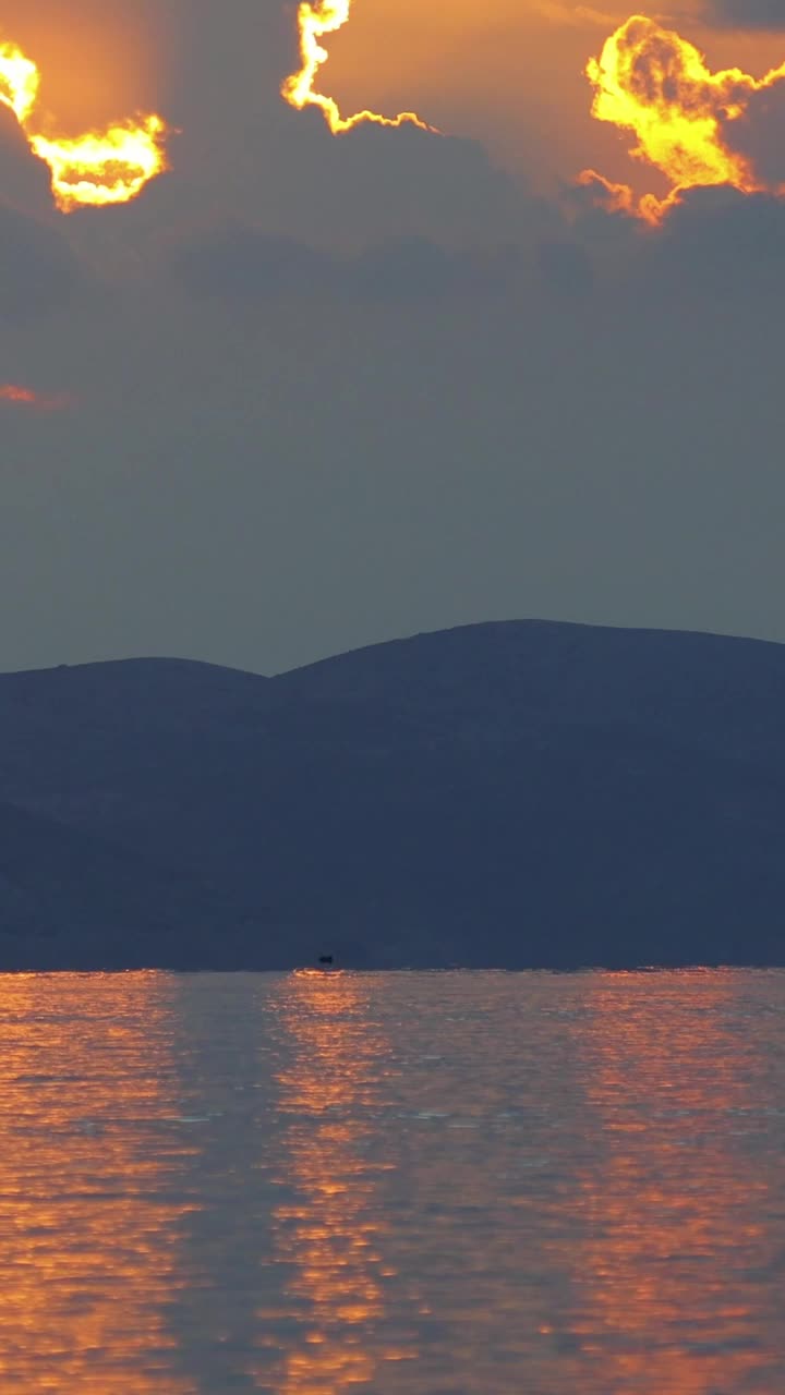 海上的帆船。海景金色的日出在海上。游艇在日出时航行。海景景观与美丽的帆船。游艇旅游海上航行上的帆船。垂直视频。视频素材