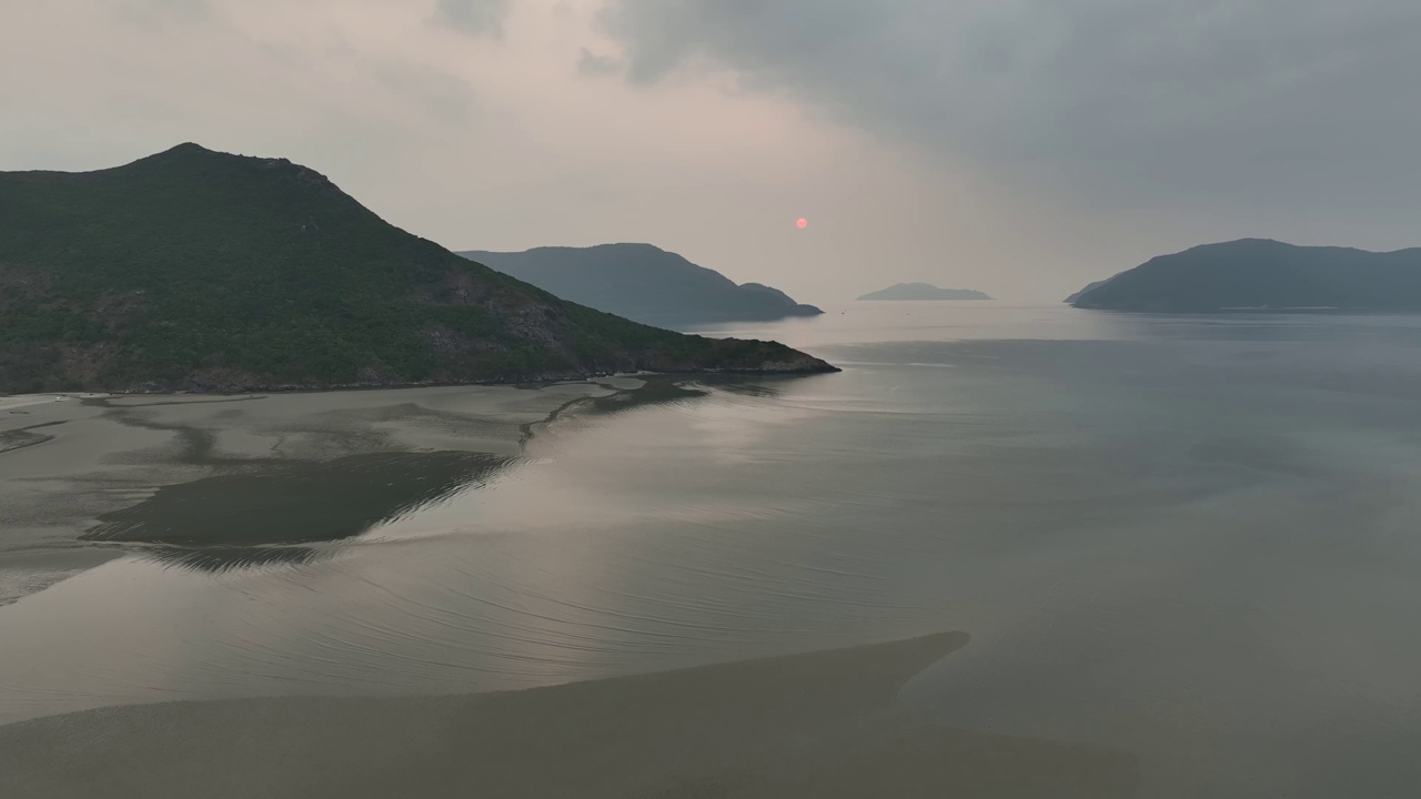 巴里翁头省孔山岛孔岛洛伊海滩上的日出视频素材